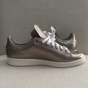 Women's Metallic Silver Low-Top Lace-Up Sneakers